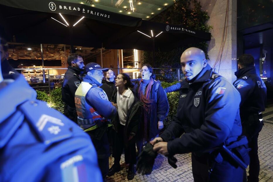 Quatro ativistas do Climáximo detidos por atirarem tinta contra sede eleitoral da AD