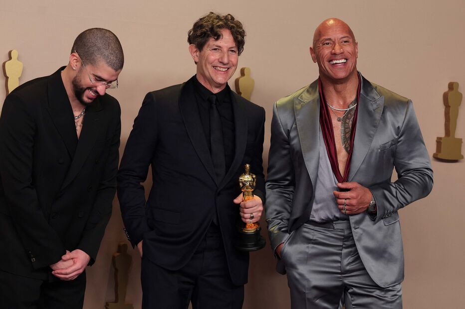 Jonathan Glazer posa ao lado de 