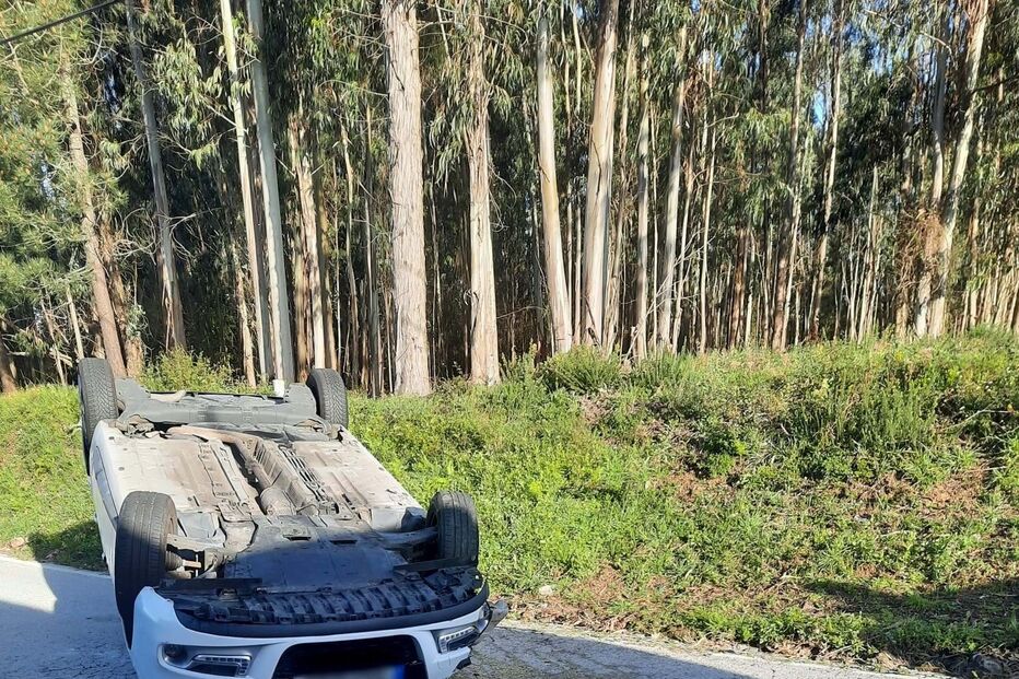 Carro capota em Santa Maria da Feira