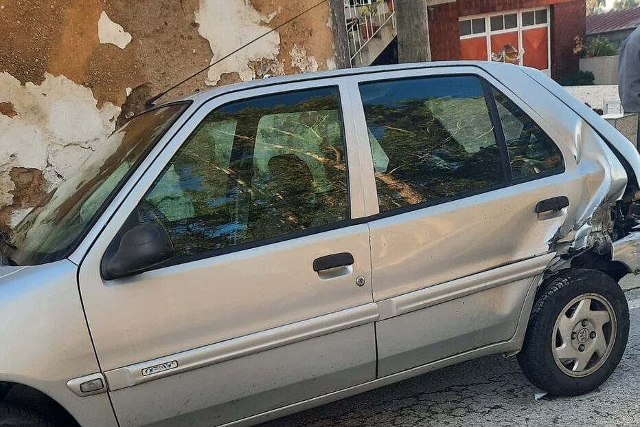 Dois carros colidiram após despite de uma viatura em Santa Maria da Feira