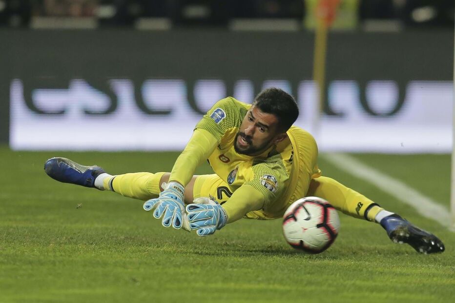 Como em 2018, em 2019 o FC Porto foi eliminado de duas competições pelo Sporting. Aqui Vaná tenta defender um penálti, na Taça da Liga