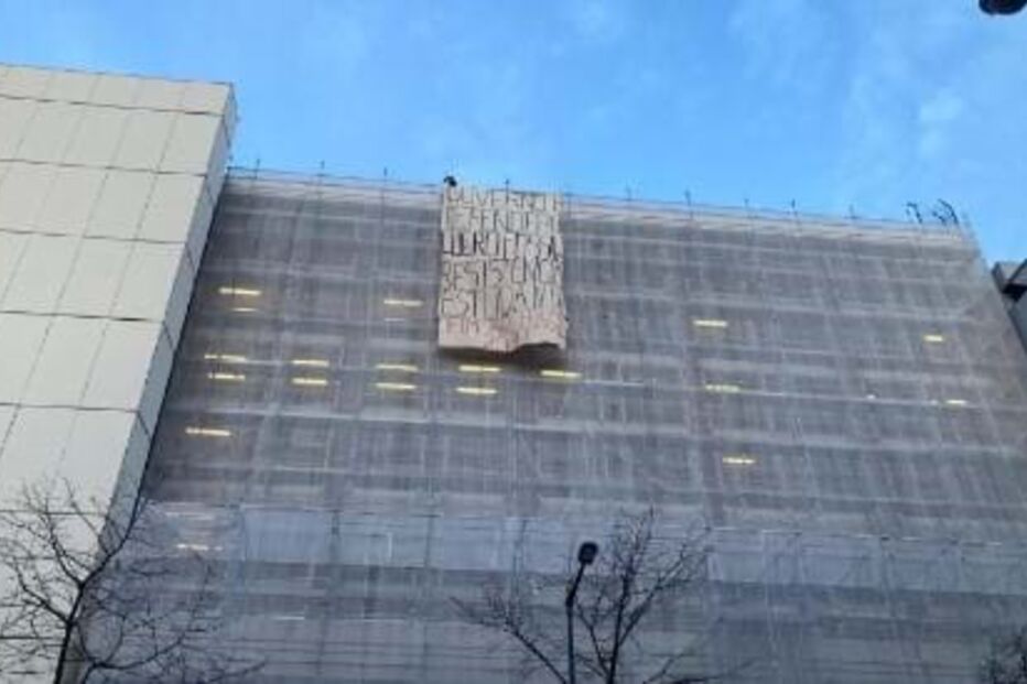 Ativistas climáticos colocam faixa no telhado do Banco de Portugal