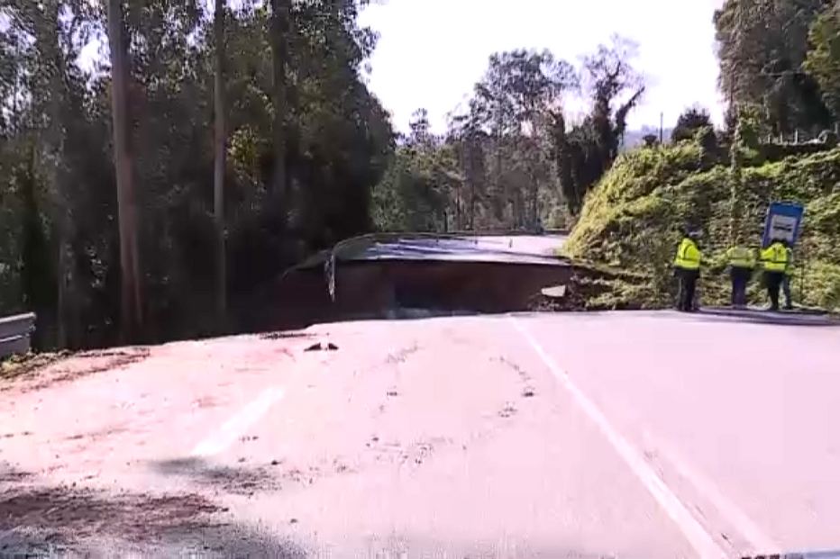Deslizamento de terras corta IC2 nos dois sentidos em Macinhata do Vouga