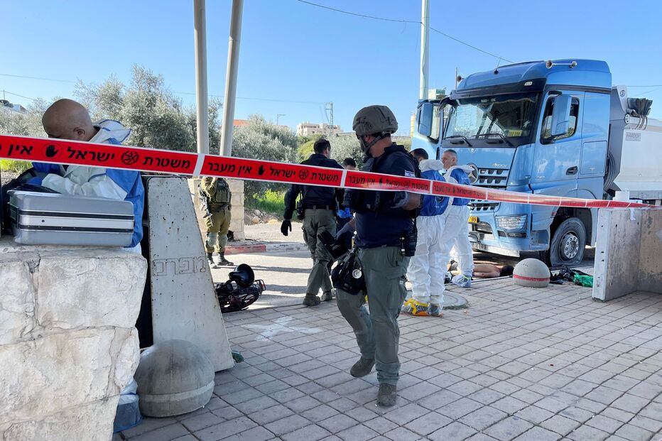 Adolescente de 15 esfaqueia duas pessoa num posto de controlo na Cisjordânia