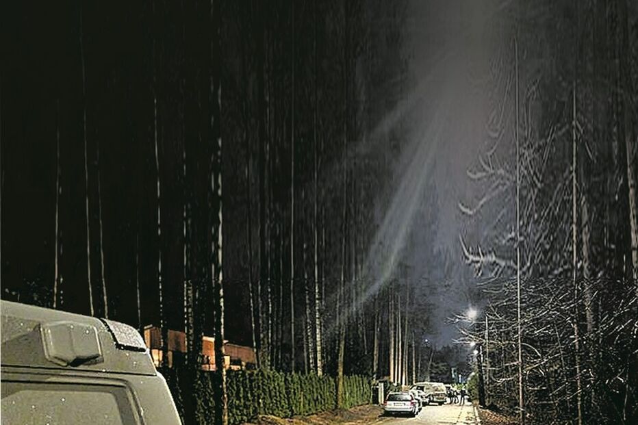 Viaturas da polícia junto à casa de Volkov