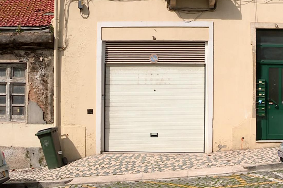 Corpo foi encontrado dentro de caixote do lixo