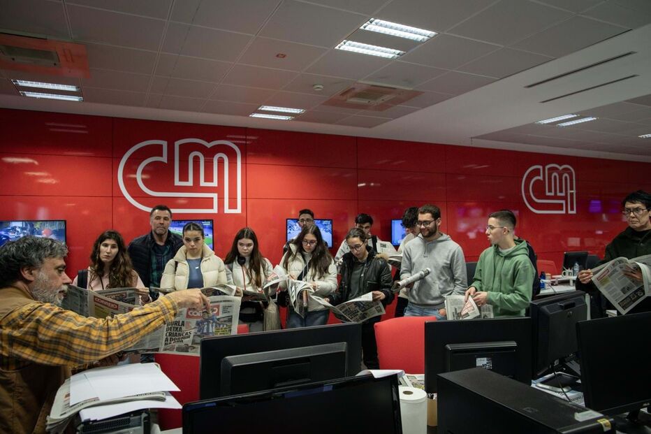 Alunos na redação e analisar o jornal do CM