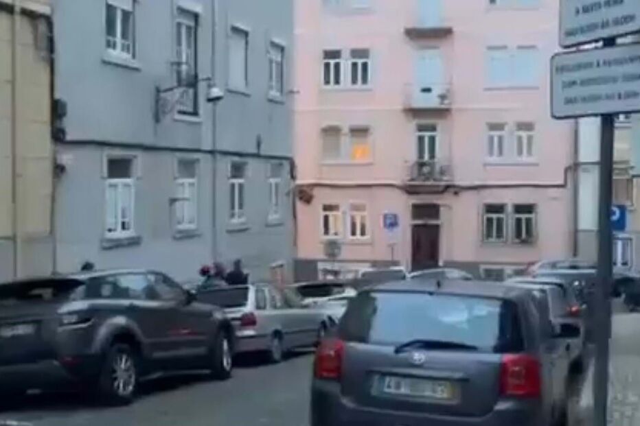 Namorado mata e retalha brasileiro na Lapa. Abandonou parte do corpo à porta de casa