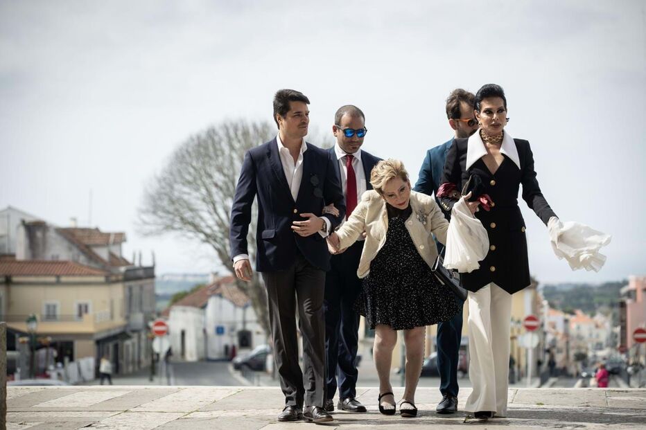 Betty Grafstein e José Castelo Branco à chegada à igreja para batizado de Constança, neta do socialite