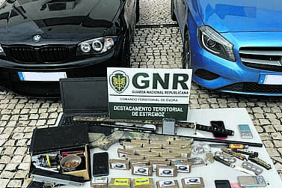 Material e carros apreendidos pela GNR aos seis detidos