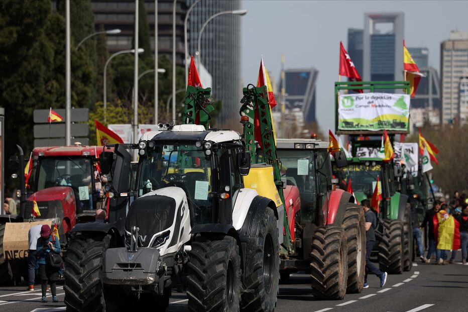 Agricultores e trataores no centro de Madrid