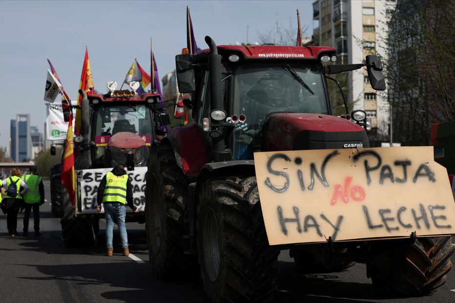 Agricultores e trataores no centro de Madrid