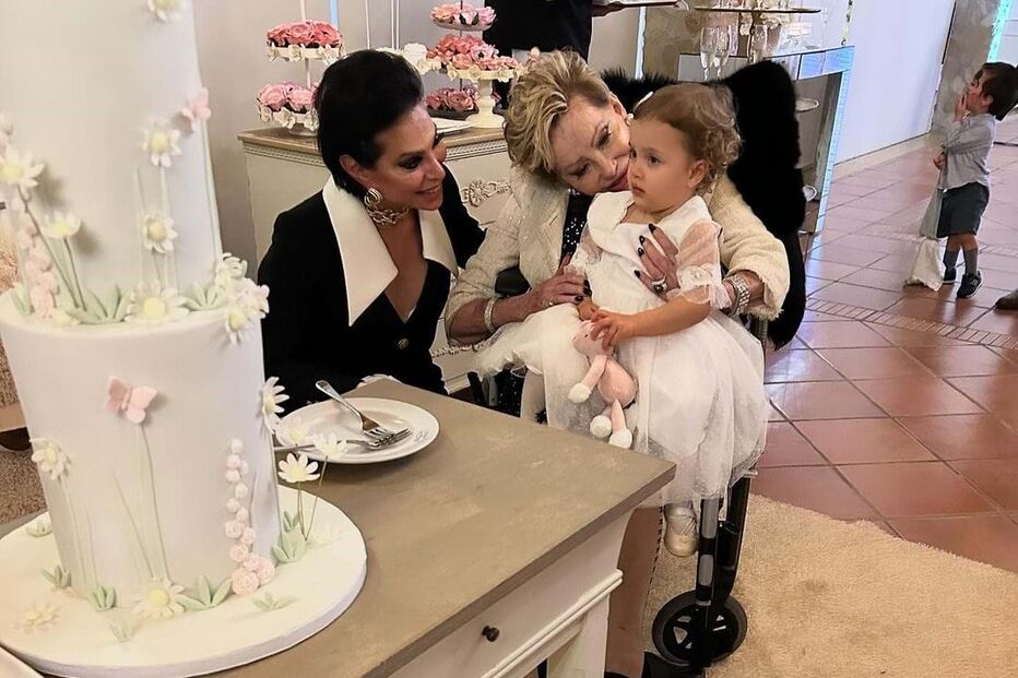 José Castelo Branco, Betty Grafstein e a neta Constança no batizado