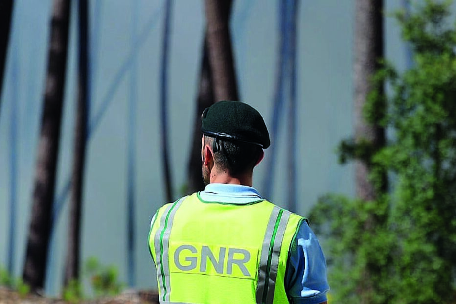 Militares salvam idosa de habitação em chamas 