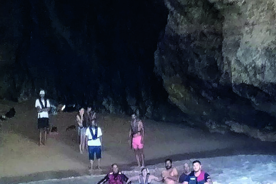 2024-03-18_13_14_30 Barco turístico vira dentro de gruta no cabo Carvoeiro.jpg