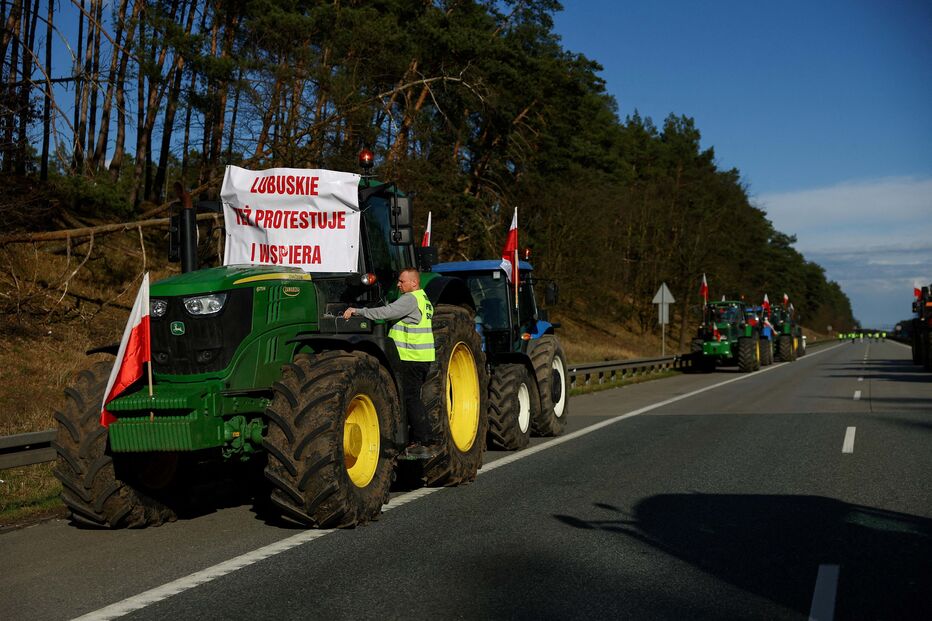  Agricultores polacos bloqueiam postos fronteiriços com a Alemanha