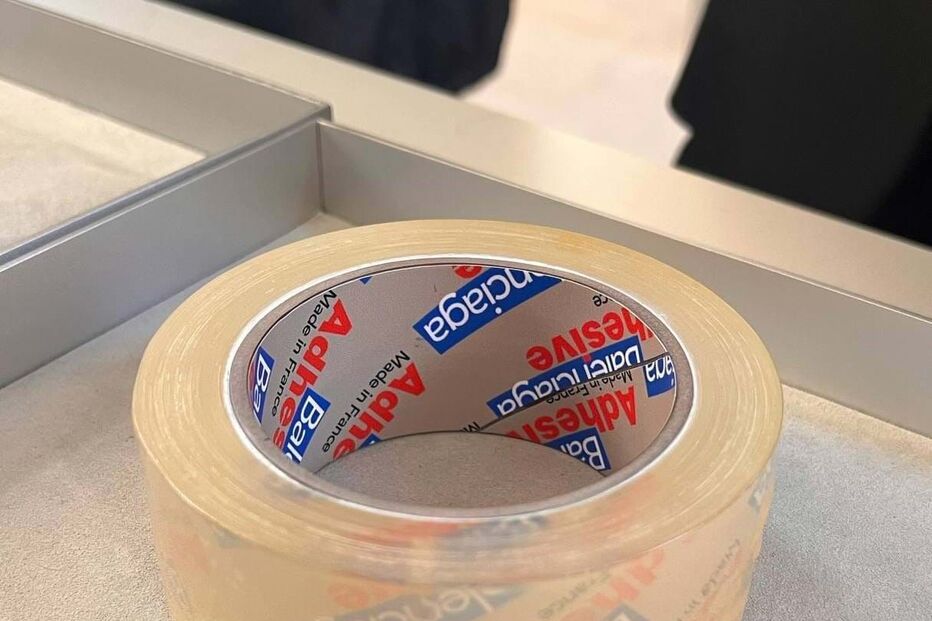 Pulseira de fita adesiva da Balenciaga