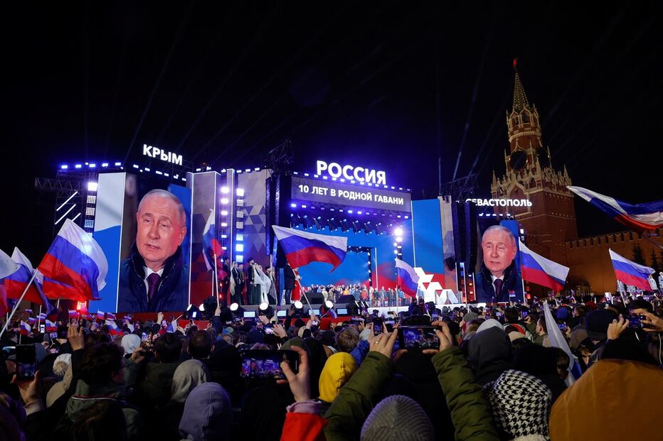 Putin celebra vitória com banho de multidão