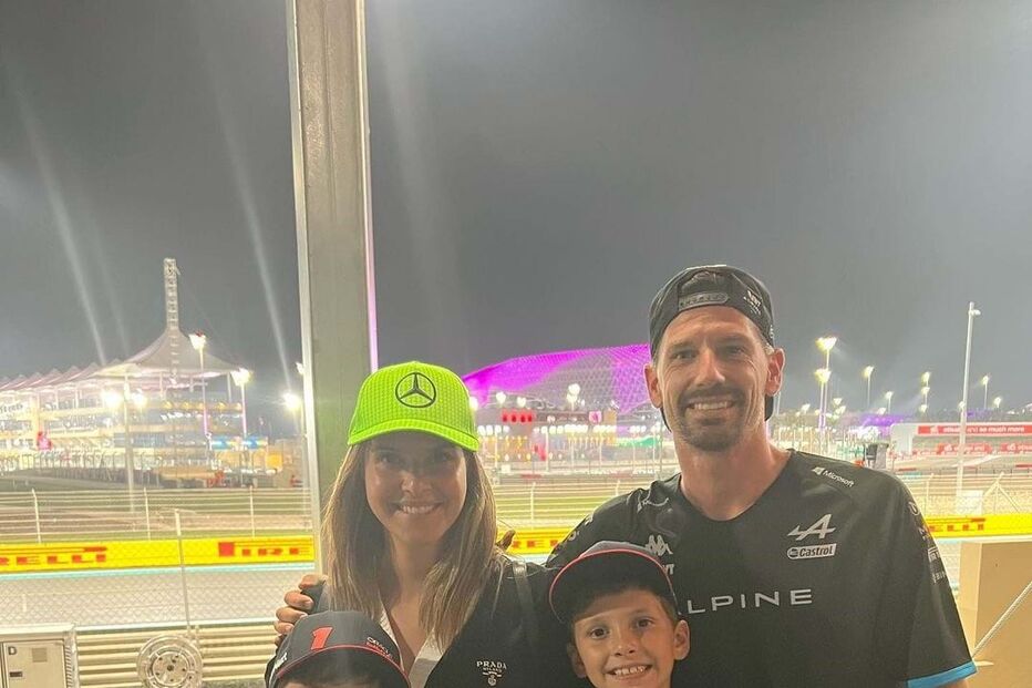 Adrien Silva, a companheira Margarida Neuparth e os filhos Santiago, Thomas