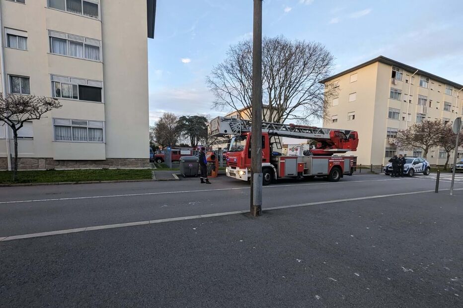 Bombeiros chamados a incêndio num quarto no Porto