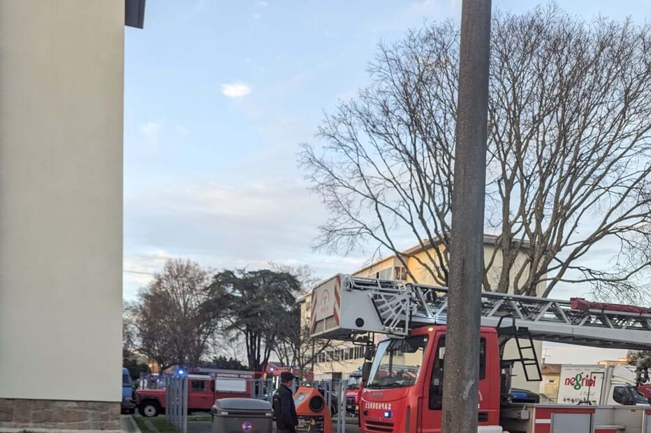 Bombeiros chamados a incêndio num quarto no Porto