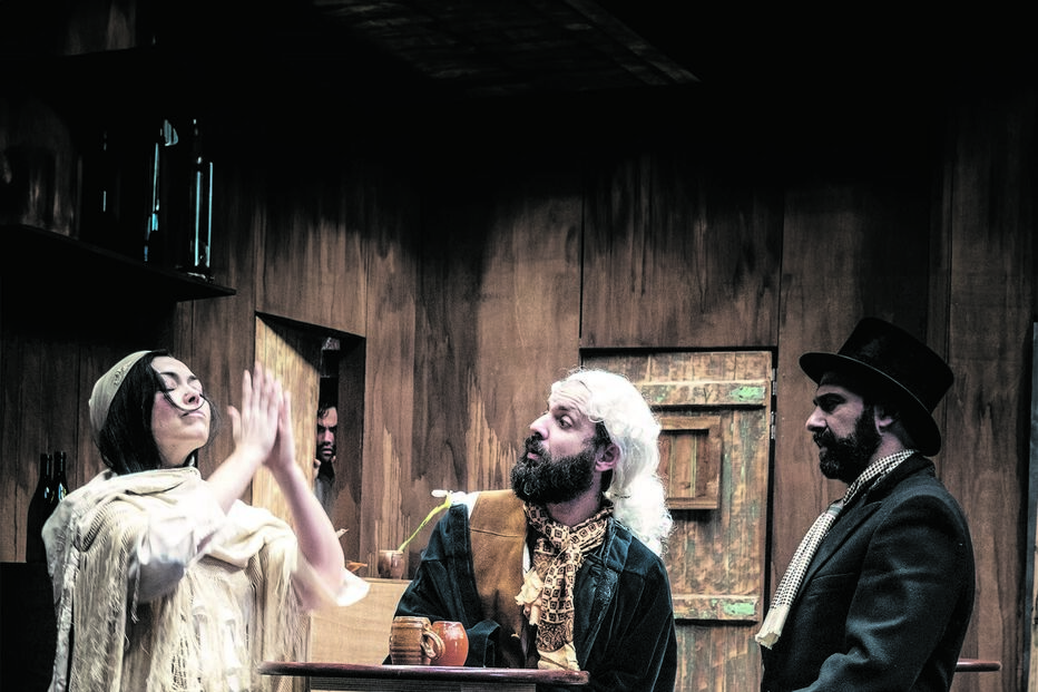 No palco, cinco atores dão corpo a 12 personagens que evocam o universo de Rafael Bordalo Pinheiro 