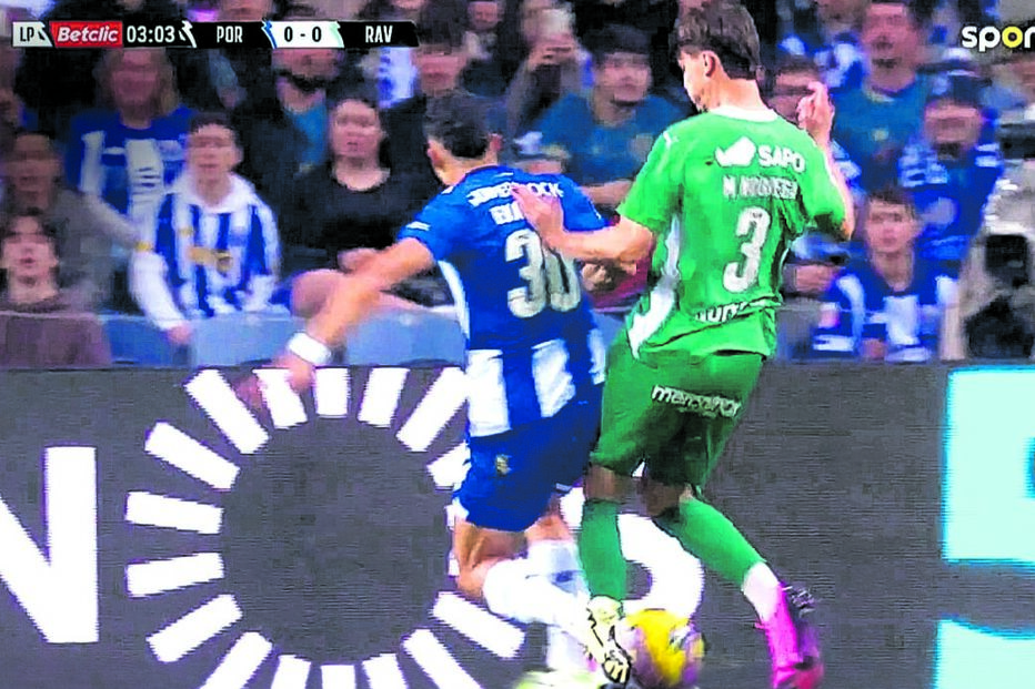 Evanilson caiu numa jogada com Miguel Nóbrega, do Rio Ave 