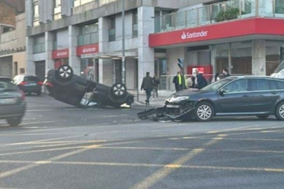 Três feridos em capotamento de carro na Avenida da República em Lisboa