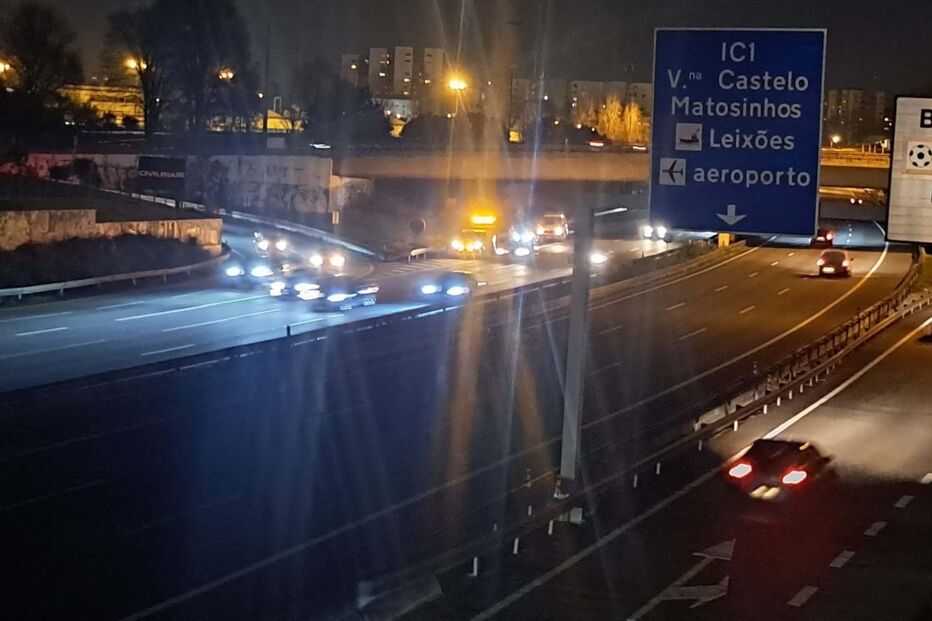 Motociclista morre atropelado por autocarro no Porto