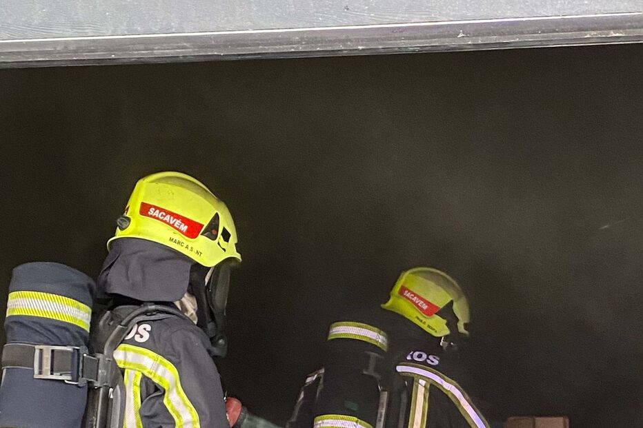 Incêndio deflagra em armazém de madeira e diluentes