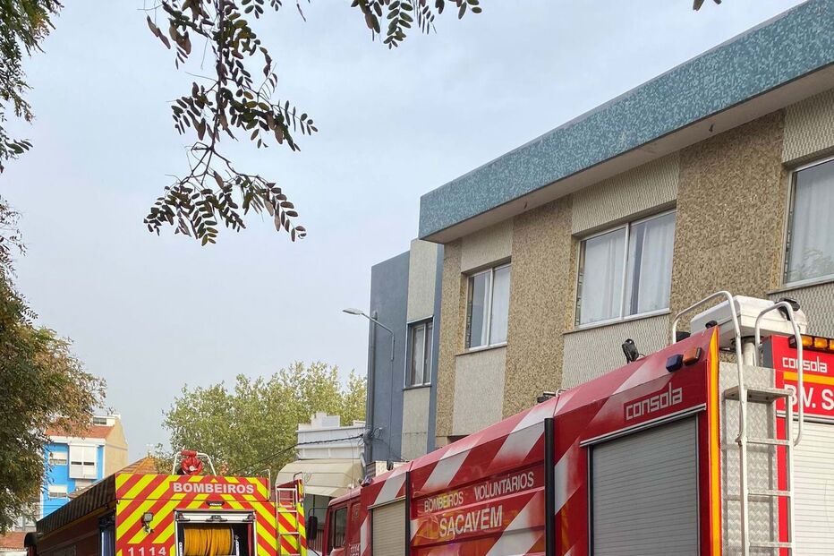 Incêndio deflagra em armazém de madeira e diluentes