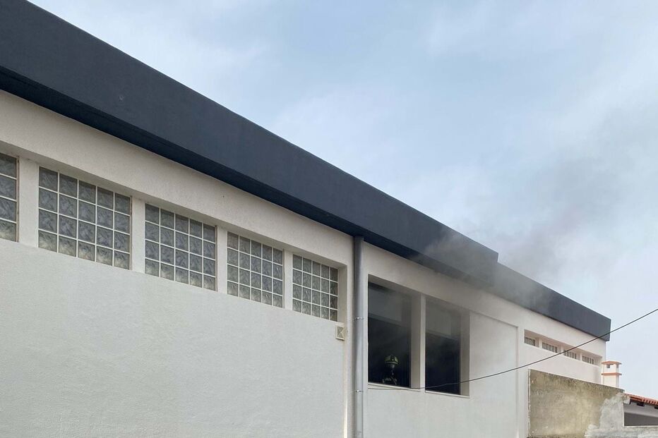 Incêndio deflagra em armazém de madeira e diluentes