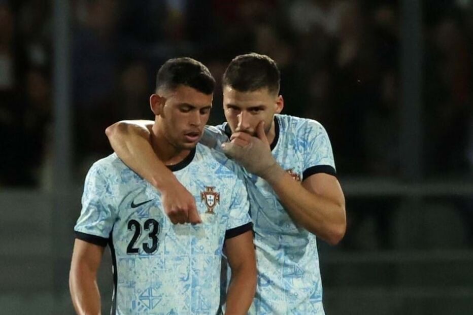 Matheus com Rúben Dias