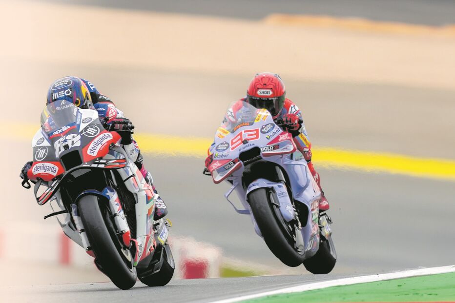 Miguel Oliveira (Trackhouse) e Marc Márquez (Gresini) numa disputa acesa em pista após a queda entre os dois no ano passado 