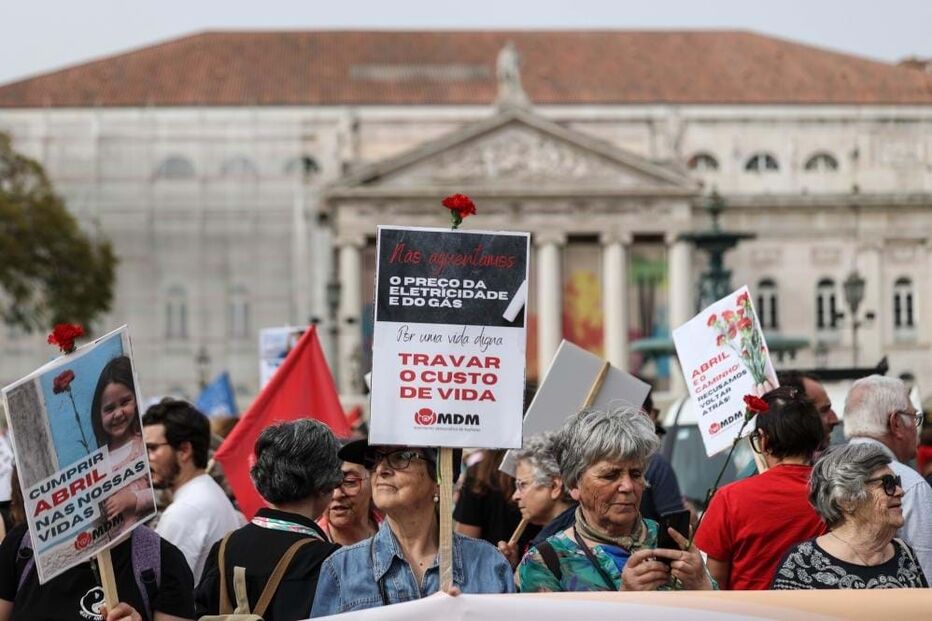Mais de mil mulheres manifestam-se em Lisboa para defender conquistas de Abril Mais de mil mulheres manifestam-se em Lisboa para defender conquistas de Abril 