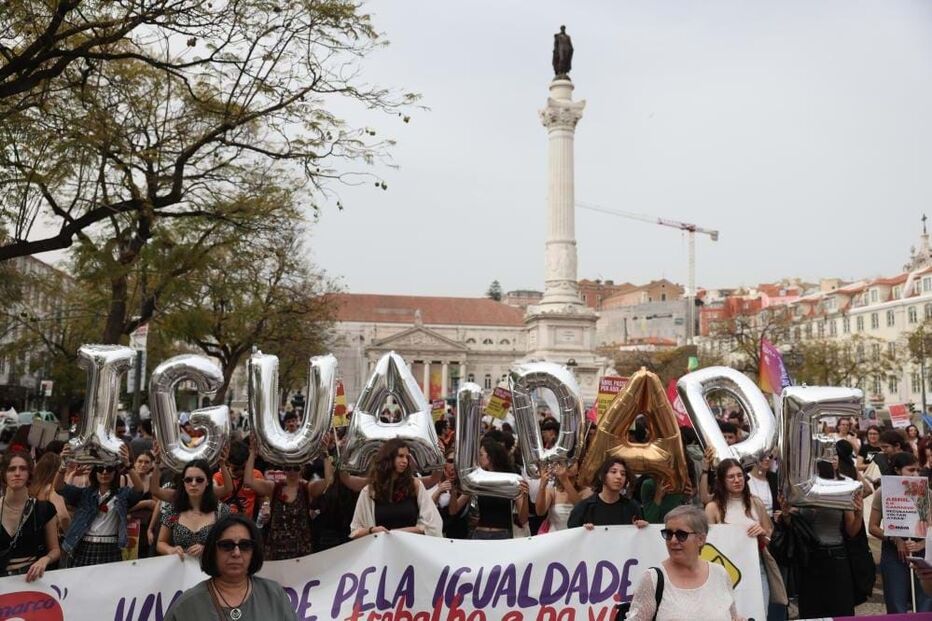 Mais de mil mulheres manifestam-se em Lisboa para defender conquistas de Abril Mais de mil mulheres manifestam-se em Lisboa para defender conquistas de Abril 