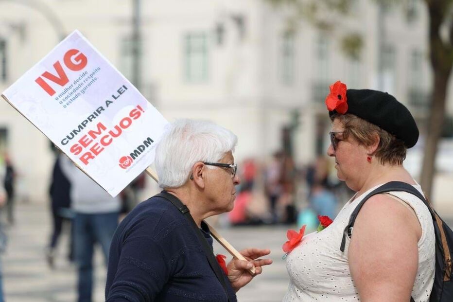 Mais de mil mulheres manifestam-se em Lisboa para defender conquistas de Abril Mais de mil mulheres manifestam-se em Lisboa para defender conquistas de Abril 