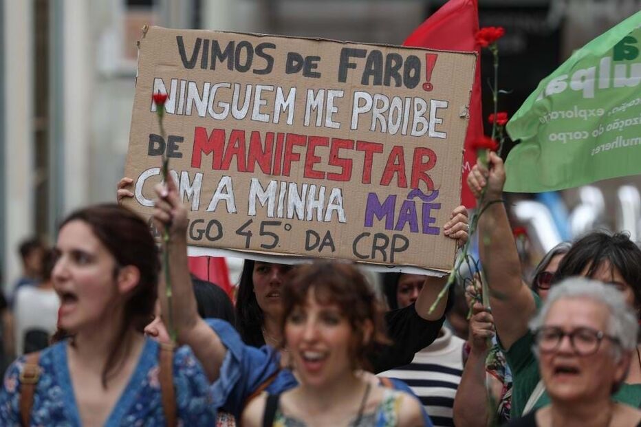 Mais de mil mulheres manifestam-se em Lisboa para defender conquistas de Abril Mais de mil mulheres manifestam-se em Lisboa para defender conquistas de Abril 