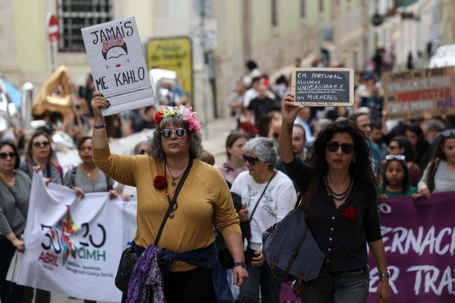 Mais de mil mulheres manifestam-se em Lisboa para defender conquistas de Abril Mais de mil mulheres manifestam-se em Lisboa para defender conquistas de Abril 
