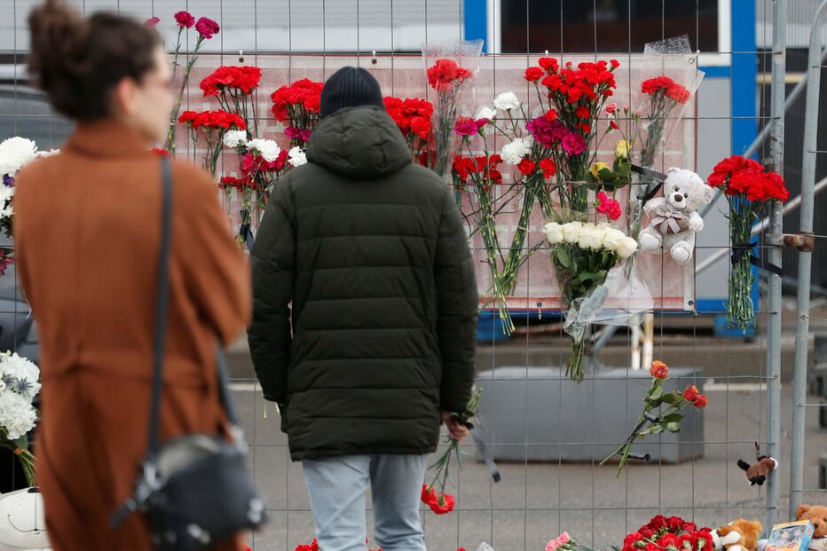 Homenagem às vítimas do massacre numa sala de espetáculos em Moscovo