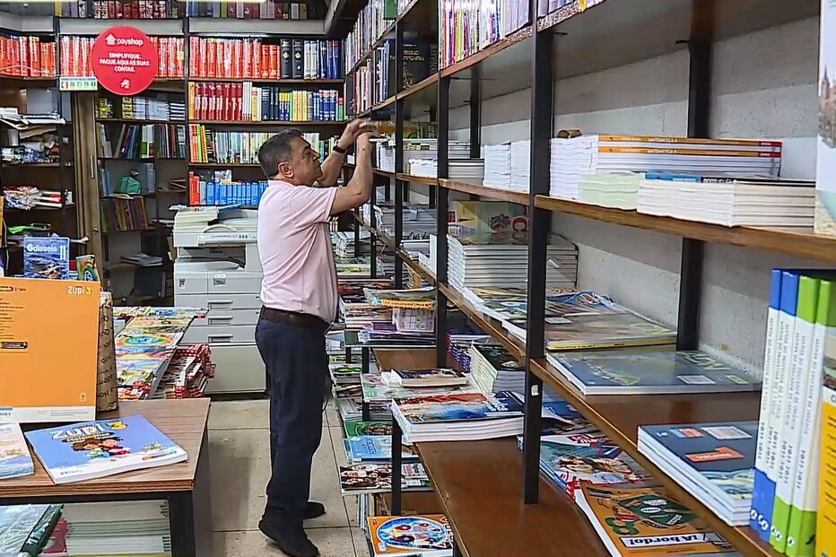 Milhares de pais e professores pedem a manutenção dos manuais em papel nas salas de aula