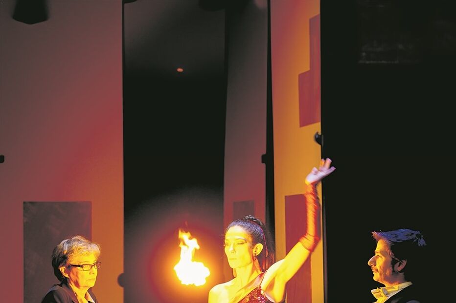 Elsa Valentim (Alícia), Patrícia André (Ágata) e André Nunes (Alfredo), numa cena da peça da catalã Lluïsa Cunillé