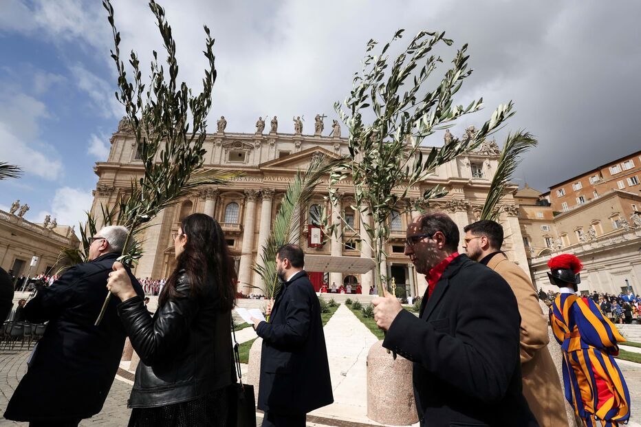 Fiéis com ramos de Oliveira na missa do Domingo de Ramos