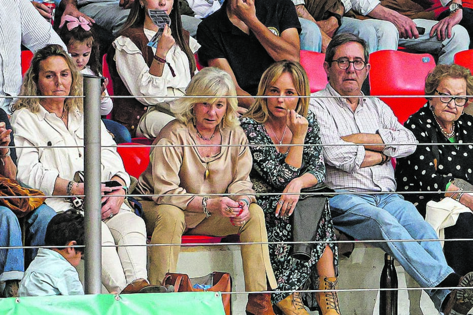 Da esquerda para a direita: Alexandra (tia do cavaleiro), Dita Moura Caetano (mãe), Bárbara, Marília e João Caetano (avós do toureiro) 