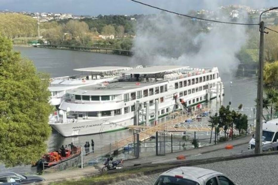 Incêndio deflagra em navio cruzeiro em Vila Nova de Gaia