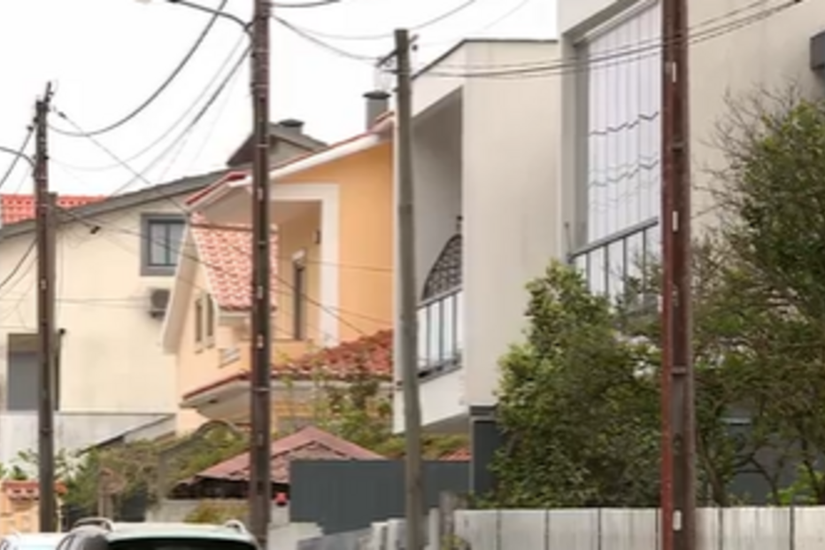 Homem mata vizinho à facada por causa de um sofá 