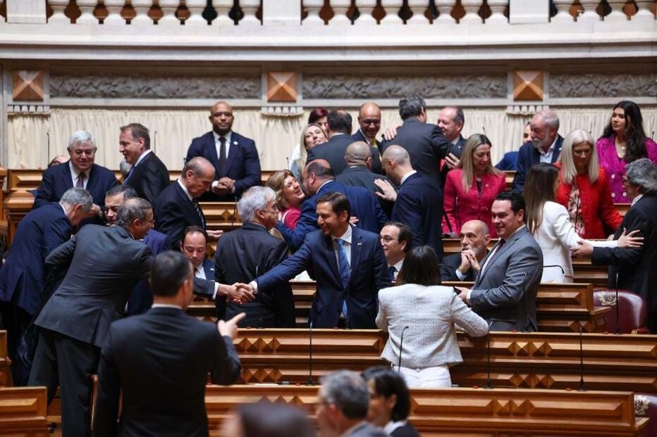 Deputados do Chega cumprimentam-se à chegada para a primeira reunião plenária da XVI legislatura