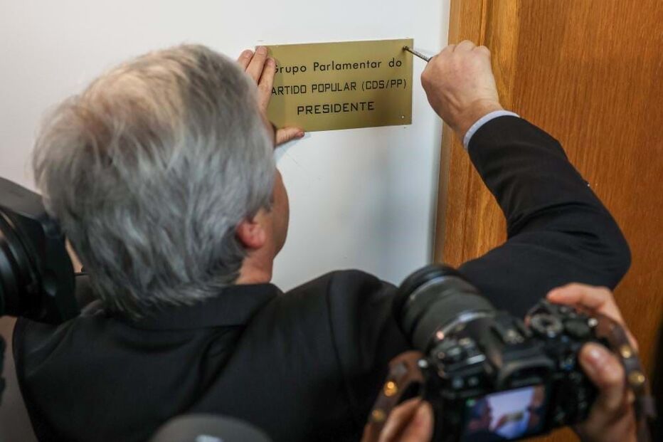 Presidente do CDS-PP, Nuno Melo, recoloca a placa do partido na sala do grupo parlamentar na Assembleia da República