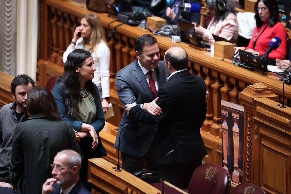 Luís Montenegro cumprimenta o porta-voz e deputado do Livre, Rui Tavares 