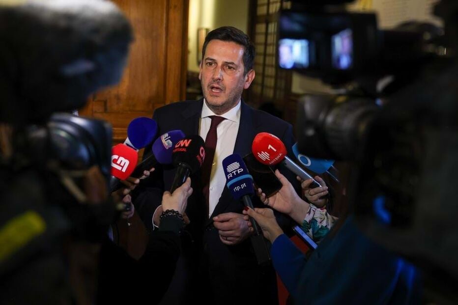 Rui Rocha, presidente da Iniciativa Liberal, fala aos jornalistas no exterior da sala do grupo parlamentar na Assembleia da República,